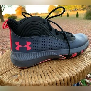 Under Armour Girls size 4 Basketball Shoes